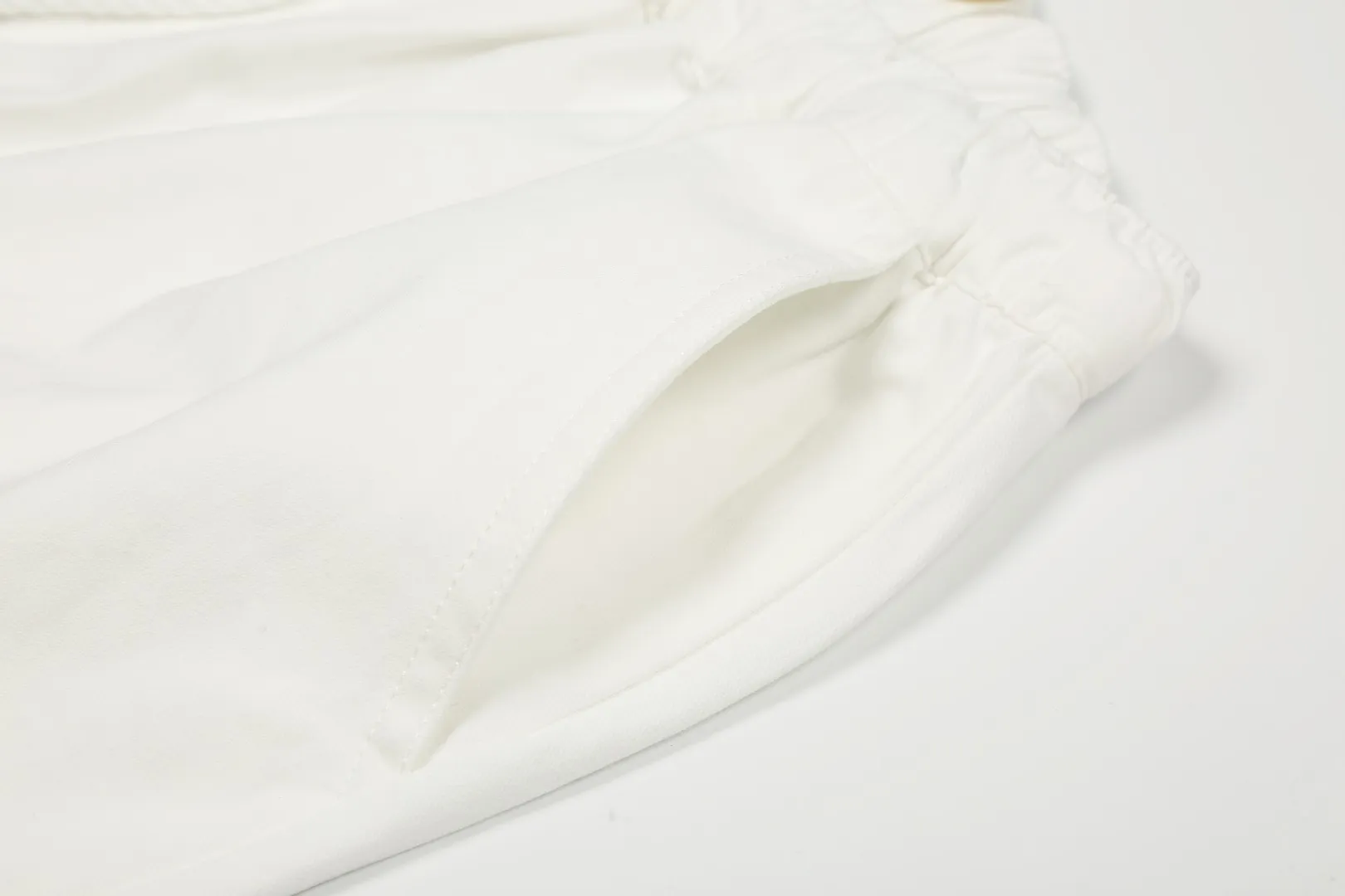 P146 White background picture [popular in summer] Style number: 25051# Color: black/navy blue/khaki/off-white/matte pink Size: S to 100% restoration of workmanship, fake placket design with front waves, double stitched lines covering the independent waistband, 0.6 thread pressure for the whole garment ✅ - RL/women's classic drawstring cotton shorts, super long and wide-leg style, the upper body does not stick to the legs, breathable and cool, drawstring elastic waist, easy to wear and match, all shirts and short-sleeved suits are good-looking. If you like the lazy style, you must buy the refreshing commuting OOTD, practical and full, a must-have item for the summer wardrobe, clean and refreshing